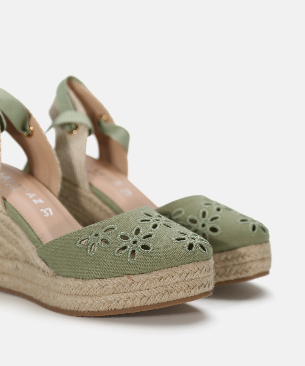 Cu&ntilde;a bordado flores image number null